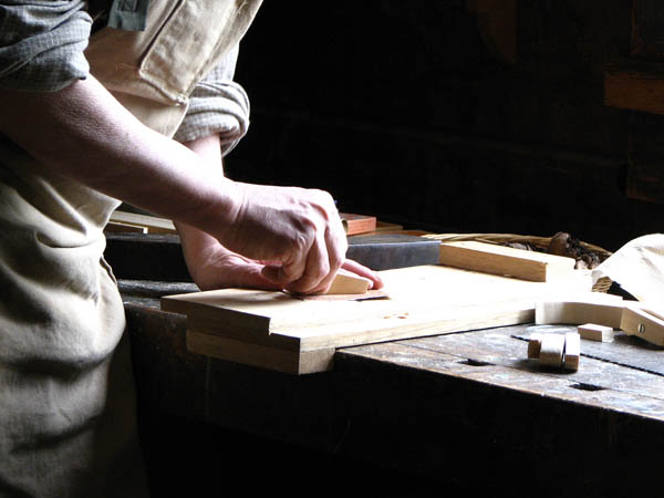 Ofrecemos un servicio de <strong>carpintería  de madera y ebanistería en Mesas de Ibor</strong> adaptado a las necesidades del <strong>cliente</strong>.